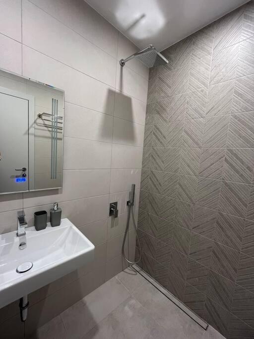 Modern City Center 2 Bedroom Apartment Sofia Eksteriør billede